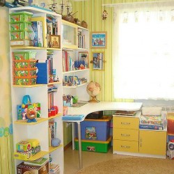 Дитячі письмові столи з поличками.