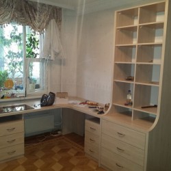 Кутовий комп'ютерний стіл стелаж. 
